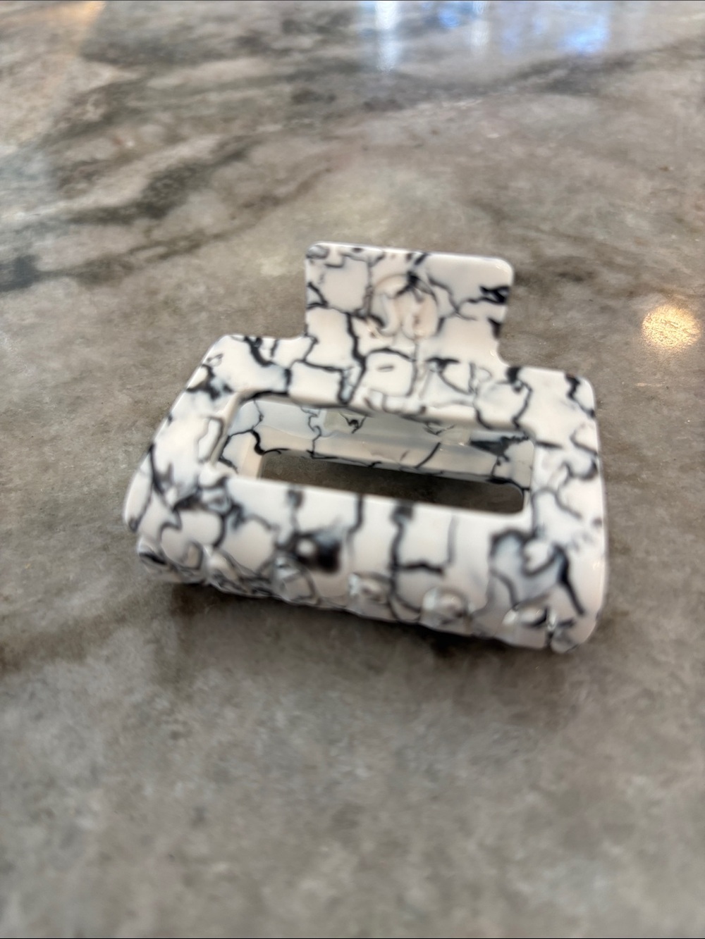Lululemon claw clips small lot of 2 black white marble iridescent pearl - Picture 5 of 6